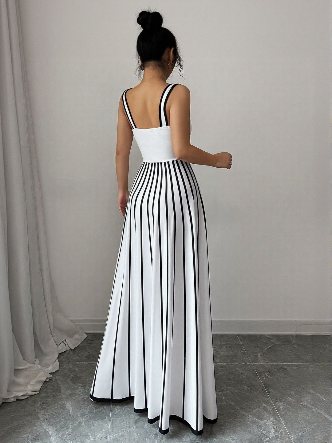 White Contrast Highlighting Sleeveless Flared Dress