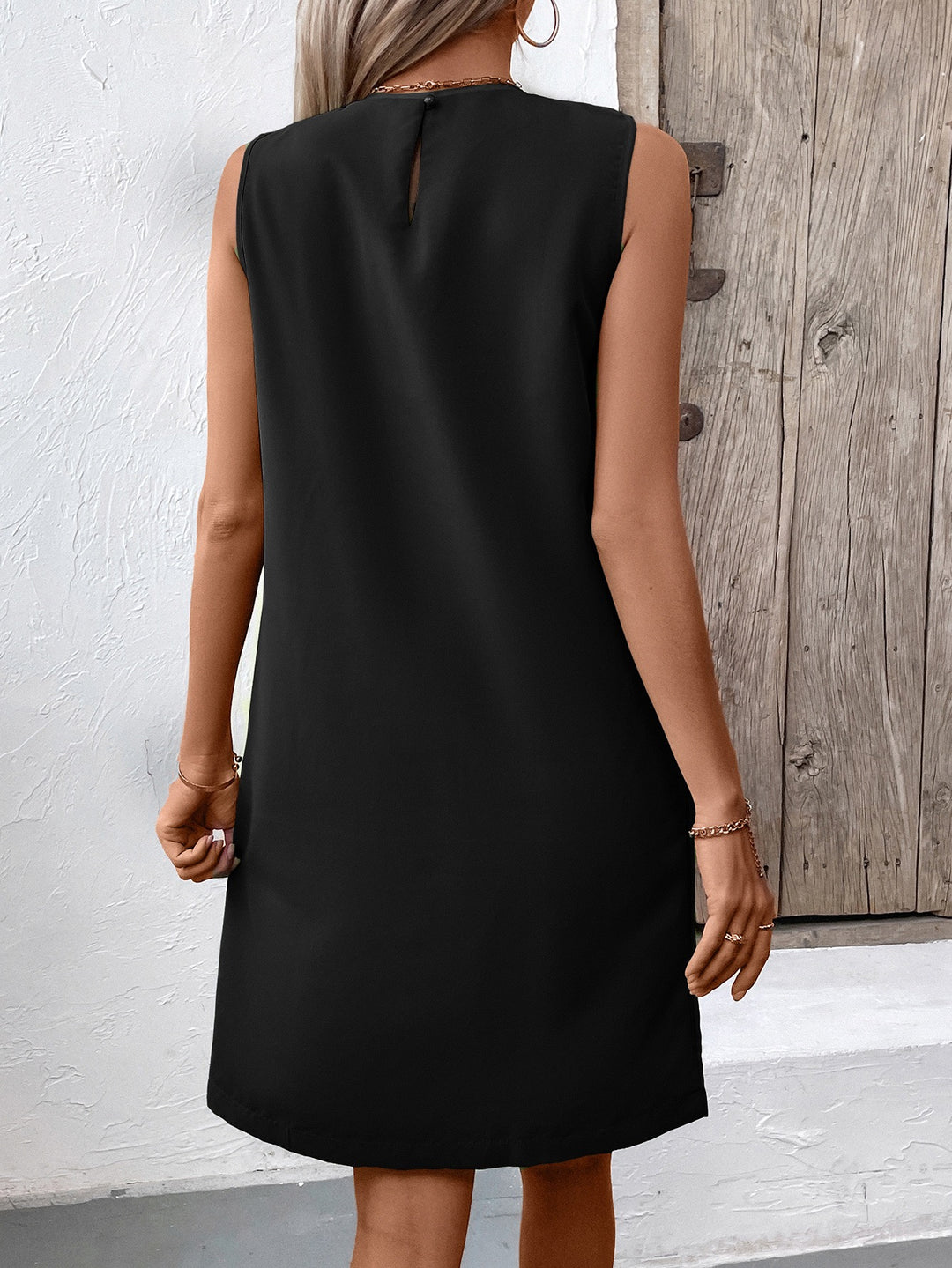 Black Crew Neck Sleeveless Shift Dress